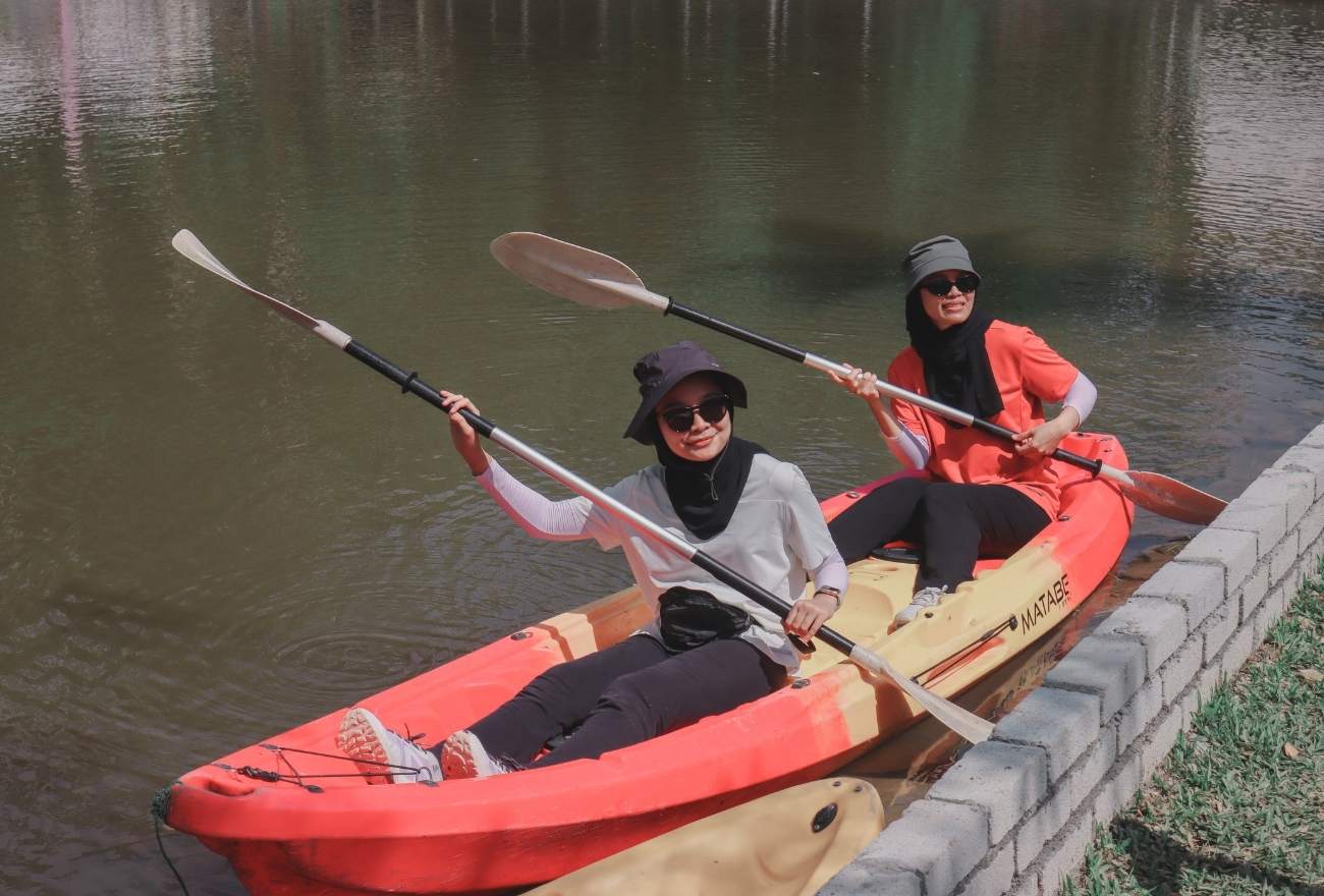 Our media friends are ready for kayaking and a pose